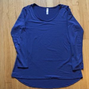 Pretty periwinkle Lularoe Lynnae shirt size M